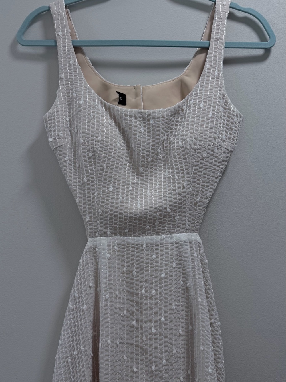 Elegant White Textured Maxi Dress with Scoop Neck